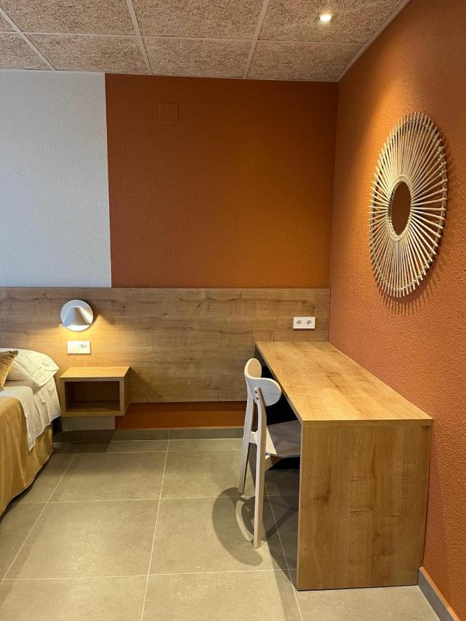 פאלס Hostal Barris מראה חיצוני תמונה